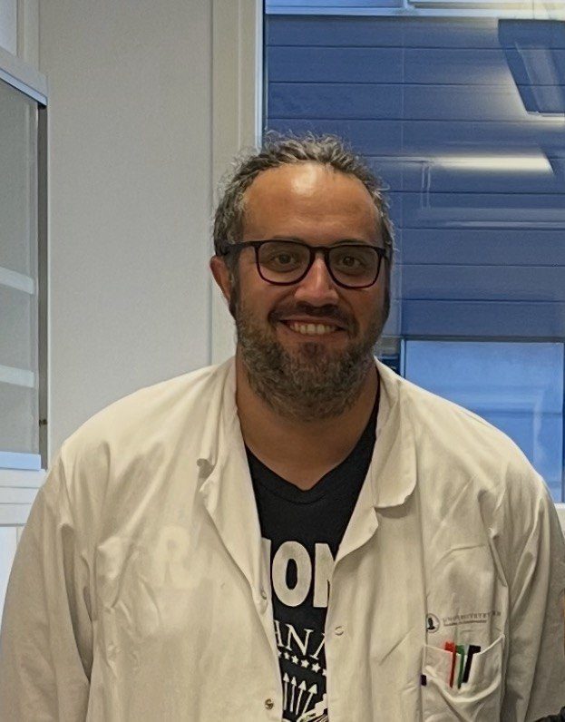 Rubén Javier-López wearing a laboratory coat in a research laboratory